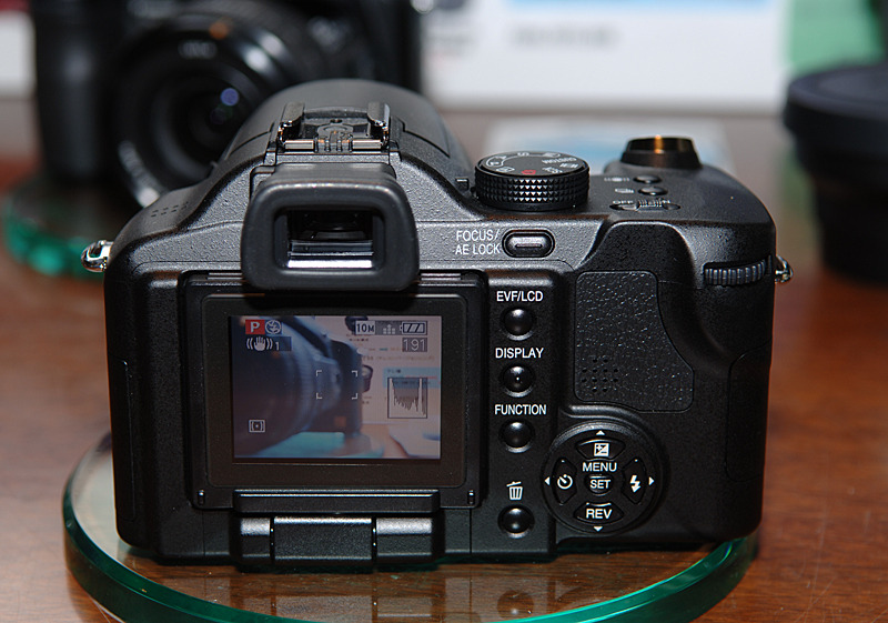 　松下電器産業は、光学12倍ズーム搭載の1,010万画素デジタルカメラ「LUMIX DMC-FZ50」を8月25日に発売する。価格はオープンで、実売予想価格は73,000円前後。