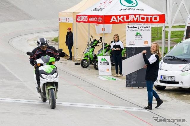 24時間で1136.3kmを走行したAKUMOTOの電動スクーター