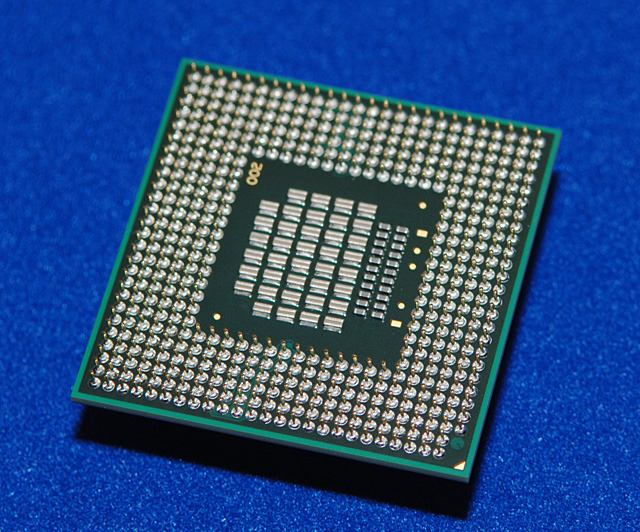 　インテルは27日、Core 2プロセッサーファミリーとして、デスクトップPC向けのデュアルコアCPU「Core 2 Extreme」「Core 2 Duo」（Conroe）と、ノートPC向けのデュアルコアCPU「Core 2 Duo」（Merom）を発表した。