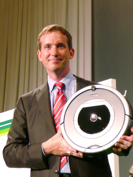  iRobotのRoomba700シリーズ。写真は同社CEOのコリン・アングル氏