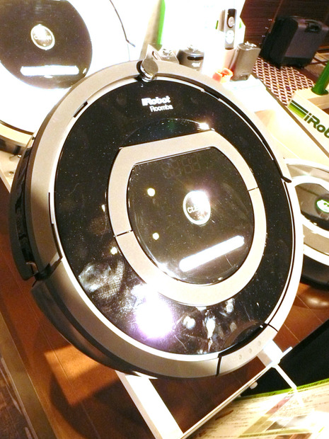 最上位機種の「roomba780」。インタフェースはタッチパネルを採用