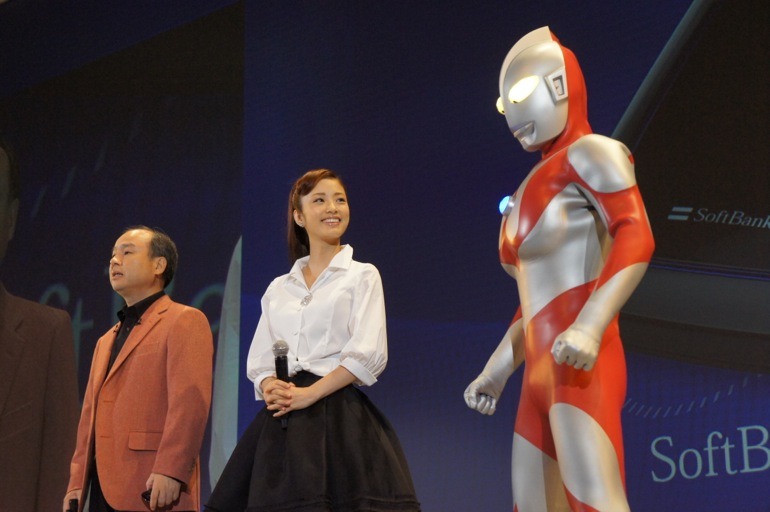 上戸彩とウルトラマンが登場