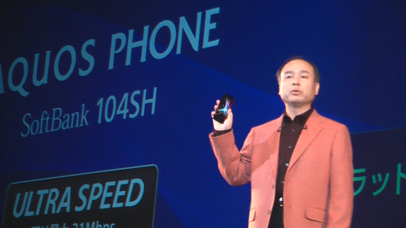 ステージで「ULTRA PHONE」の紹介を行う孫正義社長