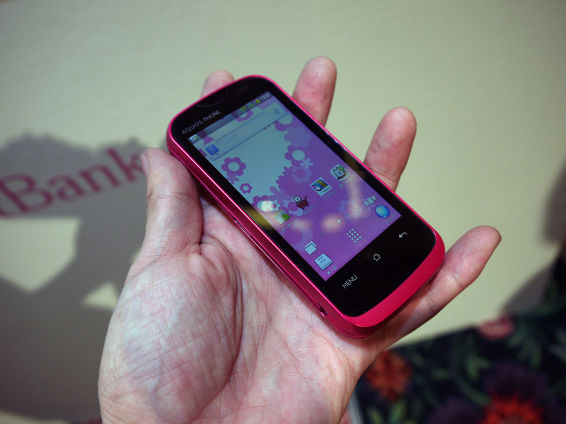 ソフトバンクモバイル、10代の女性向けスマートフォンを発表