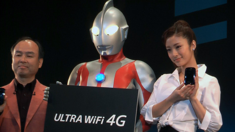 新製品発表会にかけつけた上戸彩さんとウルトラマン
