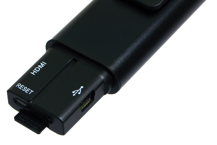 本体下部のキャップを外すと現れるHDMI/USB/microSDHCのインターフェース（microSDHCカードは別売）