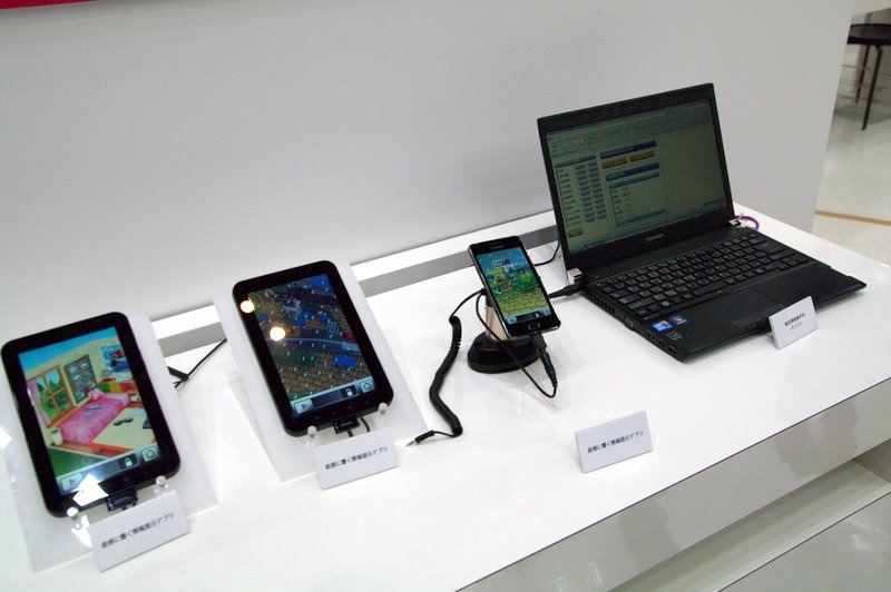 【CEATEC JAPAN 2011（Vol.1）】iコンシェルの進化版と放射線測定機能も付いた着せ替えジャケット