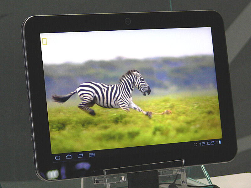 HDムービーの視聴で威力を発揮する1280×800ピクセルの高解像度液晶。AT700は、デュアルコア1.2GHzのCPU搭載しており、再生もストレスなく行える。