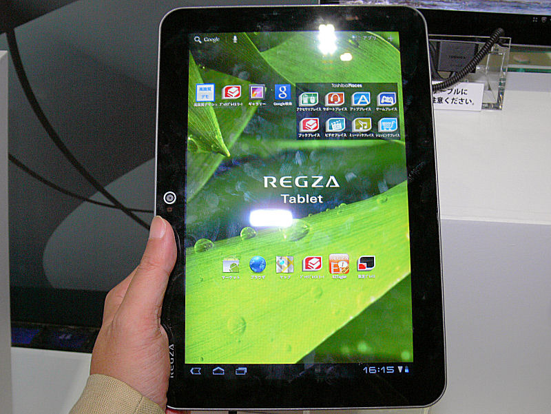 AT700を片手で持ってみたところ。43gの差ではあるが、iPad2より軽く感じた。