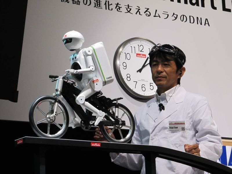 同社の技術PR用として一躍有名になった自転車型ロボット「ムラタセイサク君」