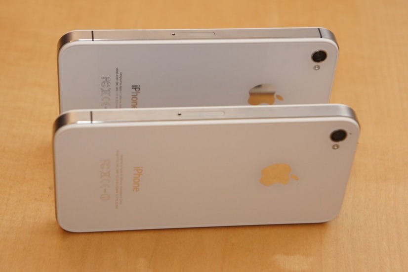 周辺を囲む金属バンドは2つの部品で構成されていたが、iPhone 4Sでは4つの部品で構成されている