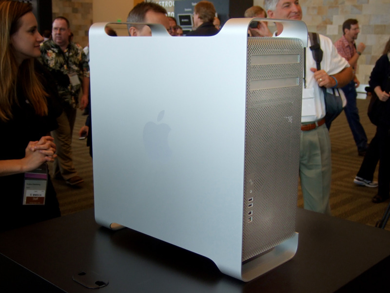 　Mac OSの開発者向け会議である「WWDC 2006」にて、クアッドコアXeonが2つ搭載されたデスクトップワークステーション「Mac Pro」が発表された。ここでは、会場で展示されているMac Proをフォトレポートでお伝えする。