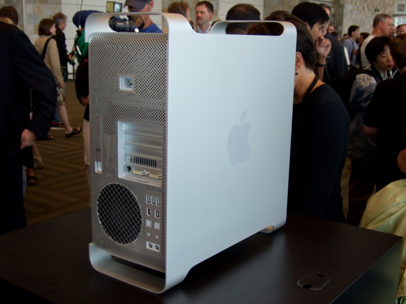 　Mac OSの開発者向け会議である「WWDC 2006」にて、クアッドコアXeonが2つ搭載されたデスクトップワークステーション「Mac Pro」が発表された。ここでは、会場で展示されているMac Proをフォトレポートでお伝えする。