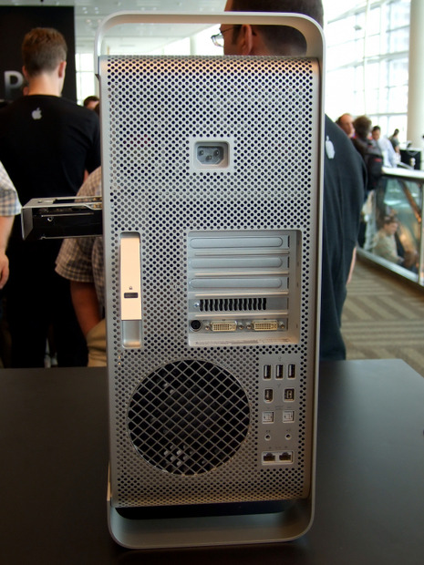 　Mac OSの開発者向け会議である「WWDC 2006」にて、クアッドコアXeonが2つ搭載されたデスクトップワークステーション「Mac Pro」が発表された。ここでは、会場で展示されているMac Proをフォトレポートでお伝えする。
