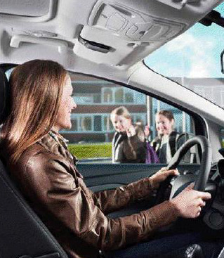 車のサンバイザーに取り付けた利用イメージ