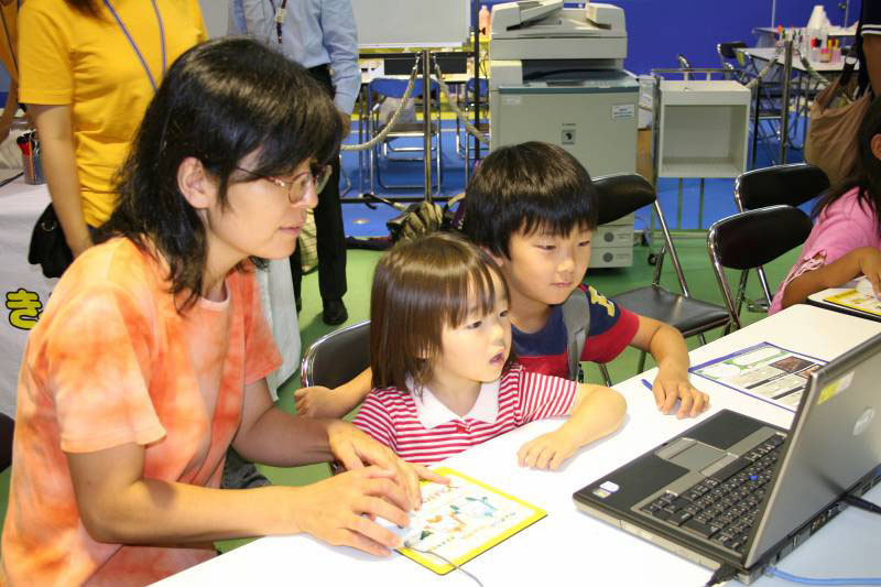 お母さんと一緒にパーツと問題を選択中。完成した新聞はその場でプリントアウト