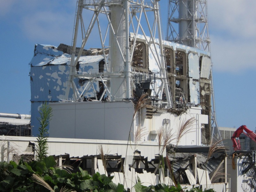 4号機原子炉建屋外観～2・3号機間西側高台から撮影～