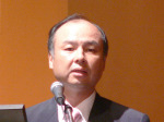 　ソフトバンクは8日、平成19年3月期（2006年度）第1四半期決算を発表した。5月1日よりあらたにボーダフォンが連結対象となった（当四半期においては2か月分）ことで、連結での売上高は4,942億円（前年同期比2,355億円増、以下同じ）と大幅に拡大した。