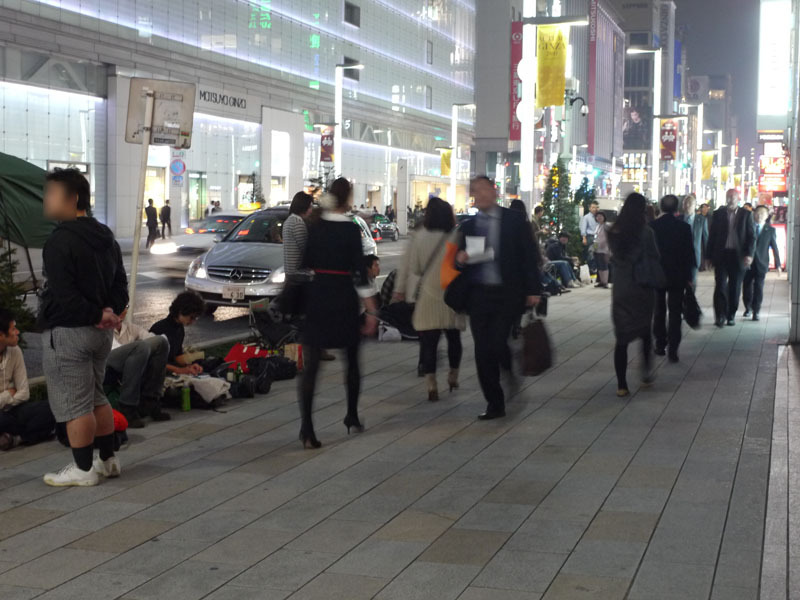 13日の20時時点では104名の行列ができているという（アップルストア銀座店）