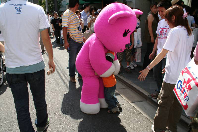 着ぐるみモモがやっと登場。嬉しさのあまり子どもが飛びついた瞬間だ