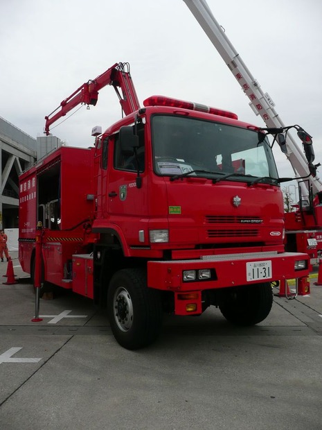 遠距離大量送水車。送水車側を正面から見たところ。クレーンが付いている