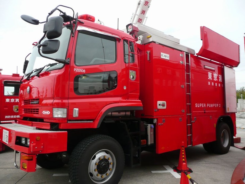 遠距離大量送水車。もう一方のホース延長車を側面から見たところ。一見すると特殊車両に見えないが……