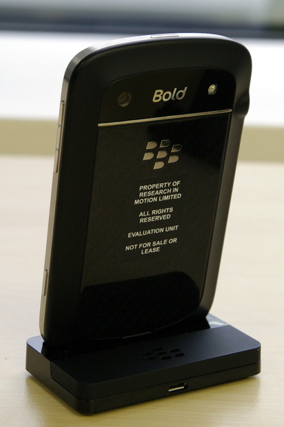 【フォトレポート】タッチパネルと新OS採用の「BlackBerry Bold 9900」 