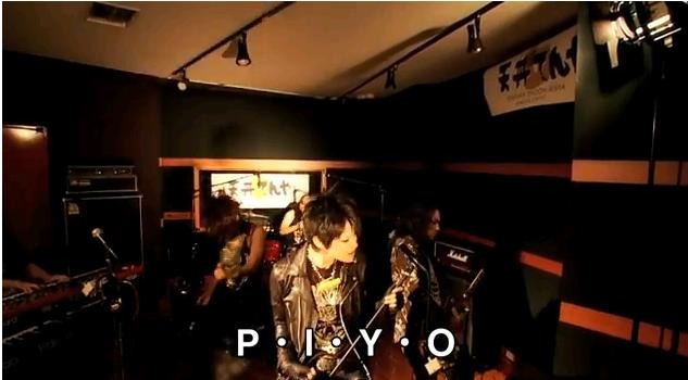 バックには「てんや」の看板も