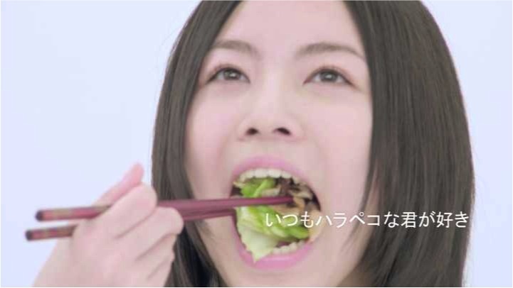 Cook Doの「香味ペースト」でつくった野菜炒めを食べる松井珠理奈