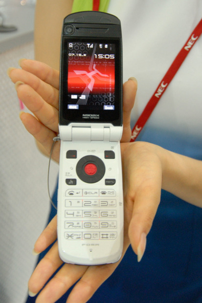 「WIRELESS JAPAN 2006」で展示されていた「N902iX HIGH-SPEED」