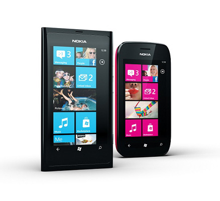Nokia Lumia 800（左）と710
