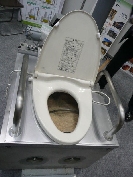 水を一切使わずに、普通の安いオガクズでし尿を処理できる画期的なバイオトイレ「バイオラックス」
