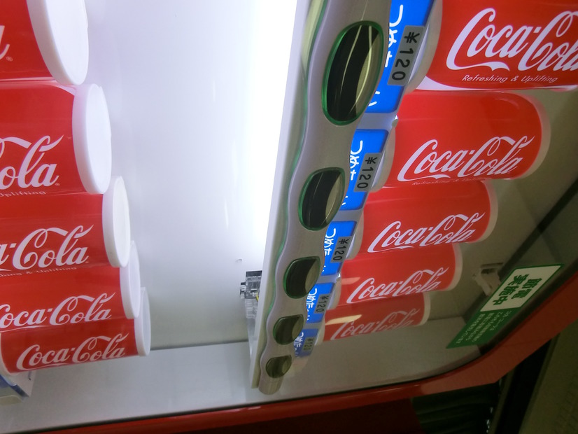 従来の自販機では一番上の蛍光灯を間引いて節電する。
