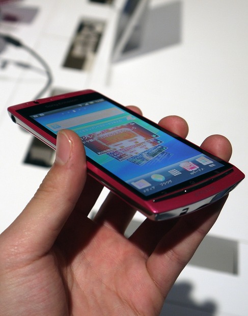 Xperia arc SO-01C「Sakura Pink」。女性ユーザーの取り込みを狙う。