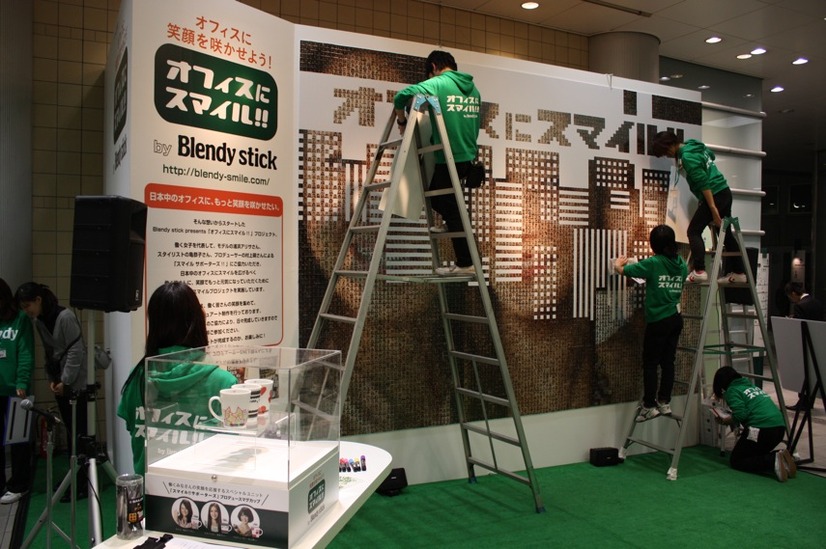 渋谷マークシティで開催された巨大コラージュアートの完成セレモニーの準備風景