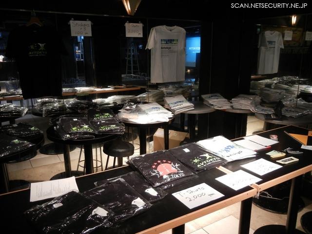 物販コーナーではTシャツ、ステッカーが販売。開場後数時間でシャツなどはほぼ完売。Sサイズのみが売れ残っていた