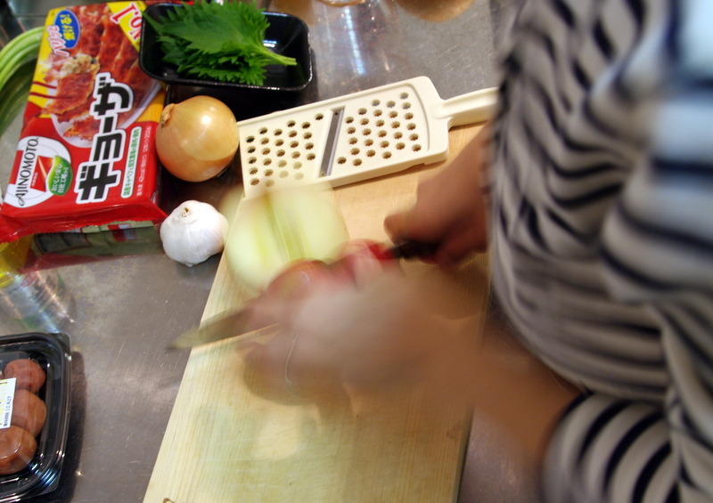 ギョーザ食べたさに包丁を握る手も思わず力が入ります