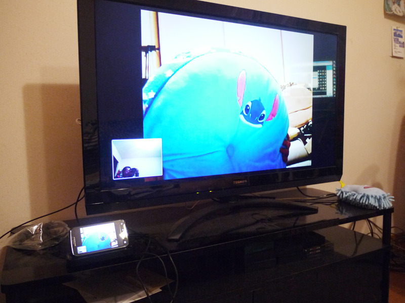 液晶テレビの画面に相手の画像が表示される。WiMAXで通信している