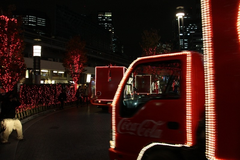 コカ・コーラ ハピネストラックがAIさんを乗せて有楽町を出発！