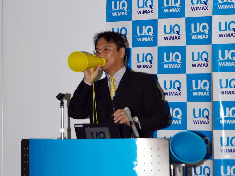 技術部門副部門長、要海敏和氏はメガホンを使って電波の送信出力とアンテナ利得の関係についてわかりやすく説明