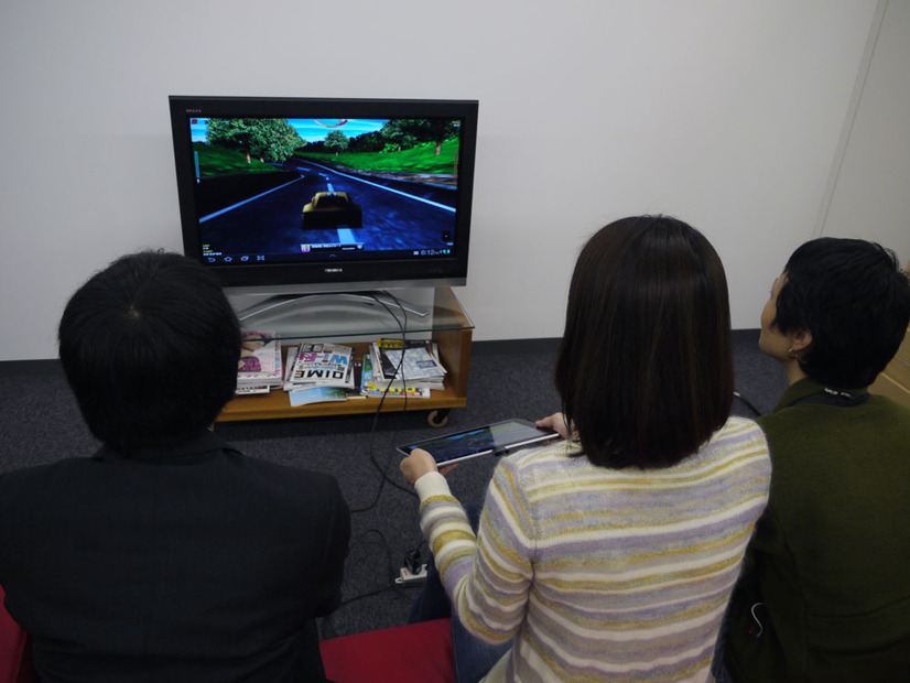 HDMI接続で、レースゲームを大画面テレビに映し出して楽しんだ。