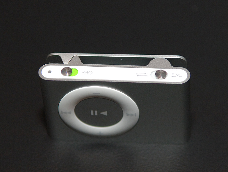 世界最小MP3プレーヤーiPod shuffle。電源ボタンも付いた