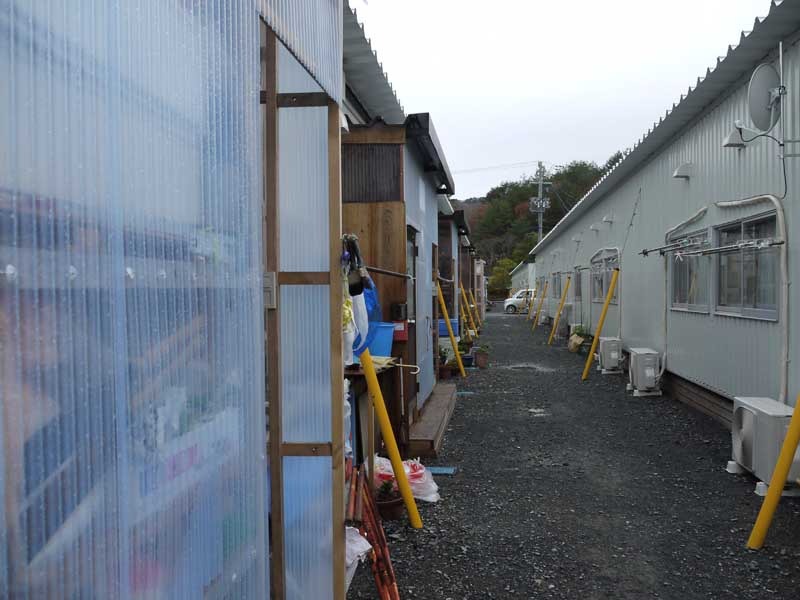 部屋が狭いため、玄関先にこのように雨除けのようなものを設置し、そこに物を置くことも。ただし設置にはお金がかかる