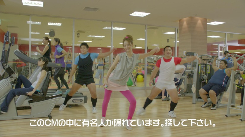 ロッテ「Fit's」の新CM。メイン出演者の後ろをよーく見ると有名人が隠れている!?