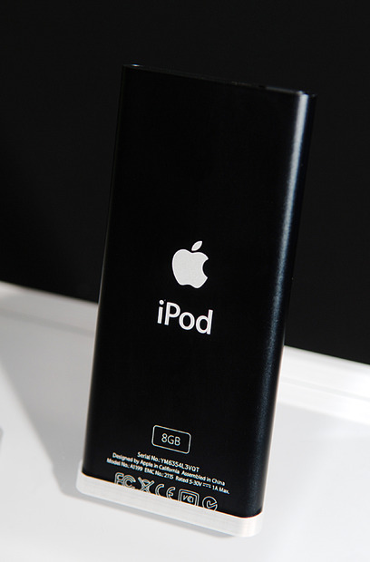 　新しいiPodシリーズの3製品「iPod」「iPod nano」「iPod shuffle」と、オーディオプレーヤーソフトの最新版「iTunes 7」の発表で来日した、米アップルの担当者に話を伺った。