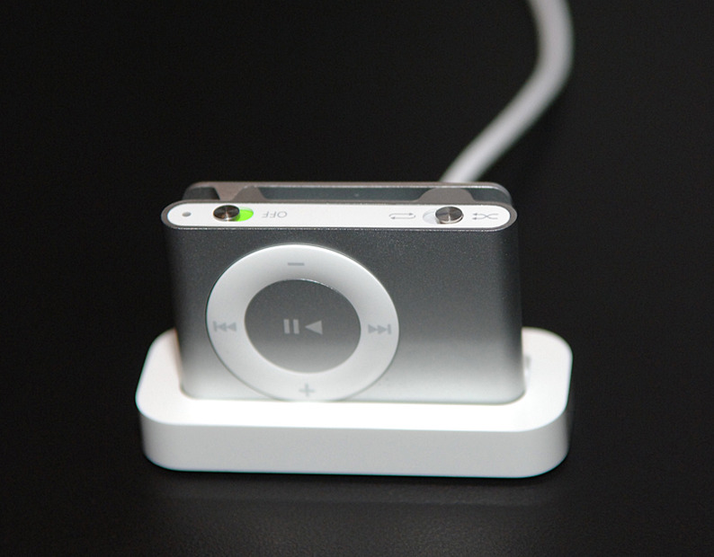 USB2.0インターフェース採用のドックを標準で同梱する。iPod shuffleをドックに装着すると、充電やシンクが行える