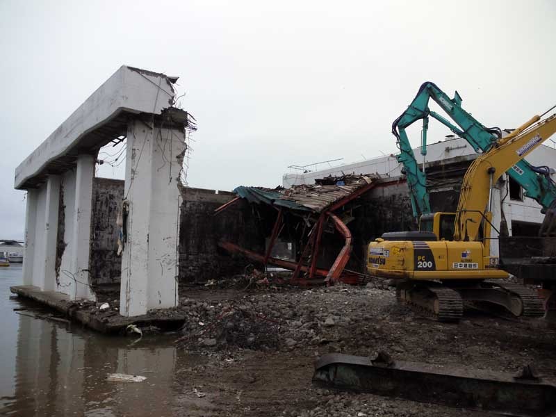 女川町の現在。女川港に残ってる建物を壊して、運んでいる。