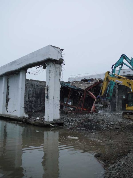 女川町の現在。女川港に残ってる建物を壊して、運んでいる