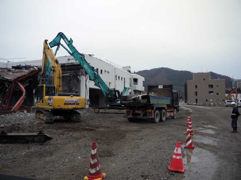 女川町の現在。女川港に残ってる建物を壊して、運んでいる