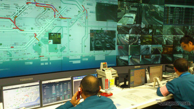 首都高速・道路交通管制センター。巨大なスクリーン上に管内の状況がリアルタイムで表示され監視にあたる